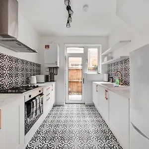 Beautifully Modern 2-bed W/garden Apartment London