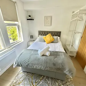 Cosy En-suite In Stratford Homestay London